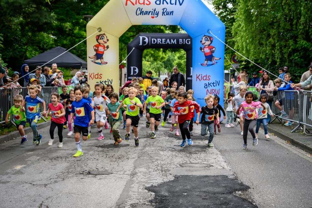 Kinder starten gemeinsam zum Kids Aktiv Charity Run beim Sportfest Move & Groove.