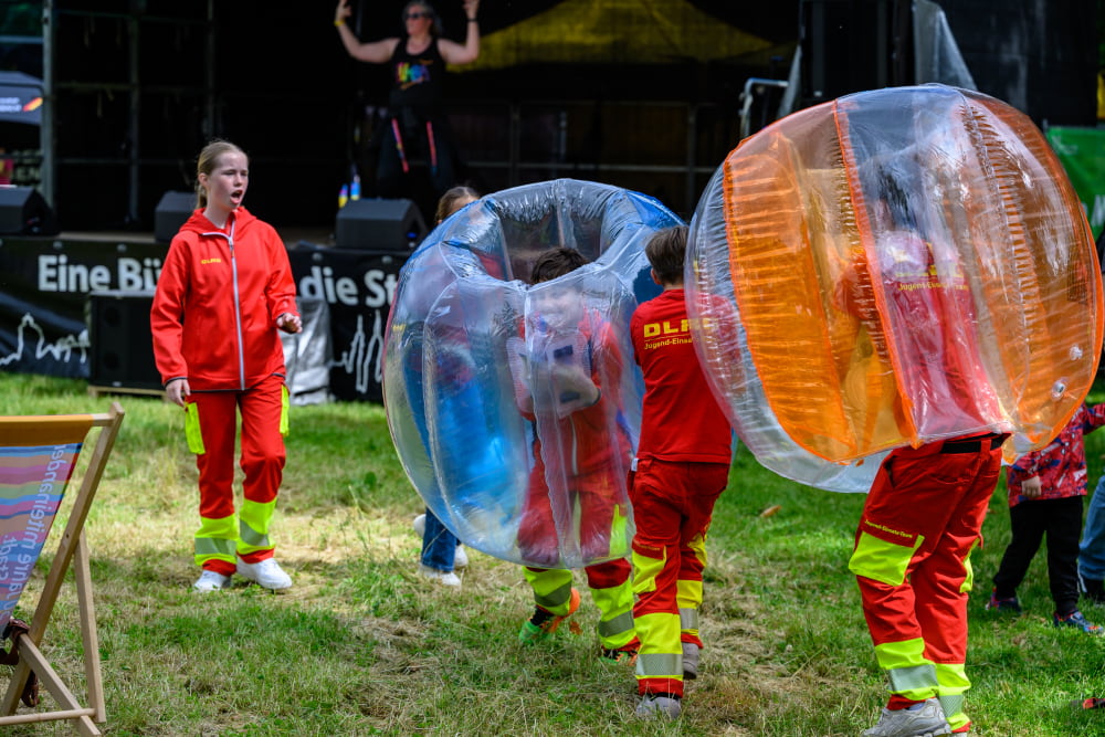 Kinder spielen Bubble Soccer beim Sportfest Move & Groove.