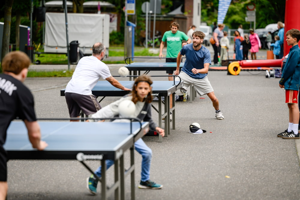Teilnehmende spielen Headis beim Headis World Cup während des Sportfests Move & Groove im Hugo Junkers Park.