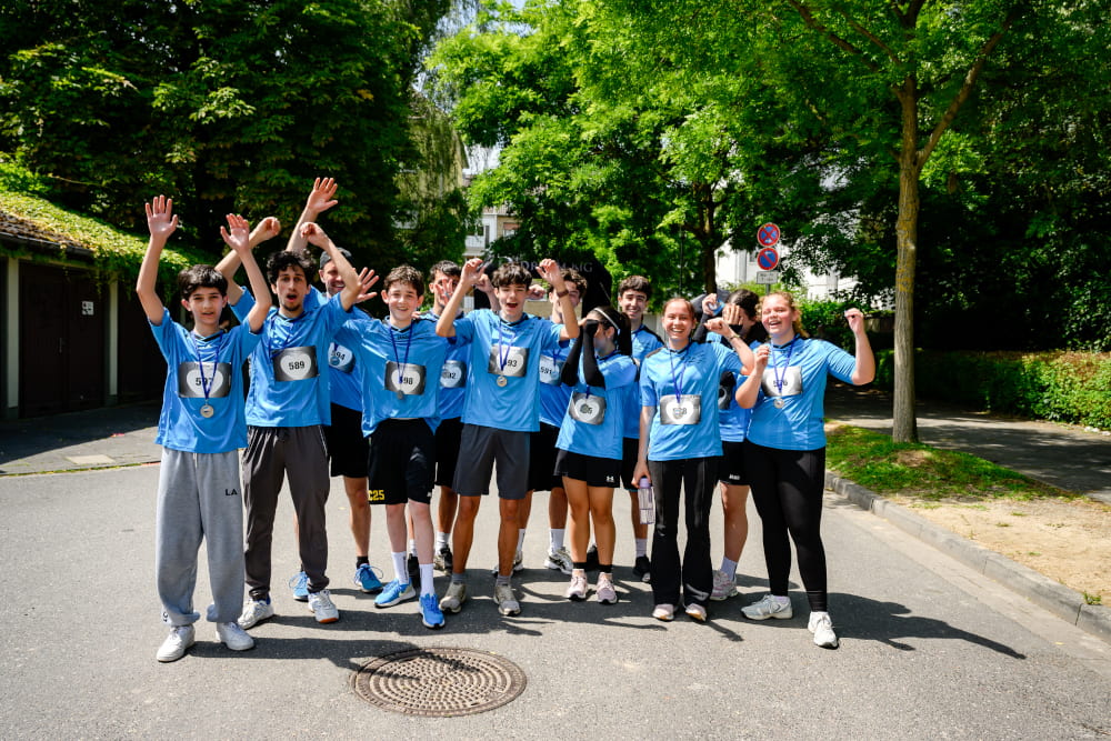 Jugendliche mit Medaillen freuen sich nach dem Lauf beim Sportfest Move & Groove.