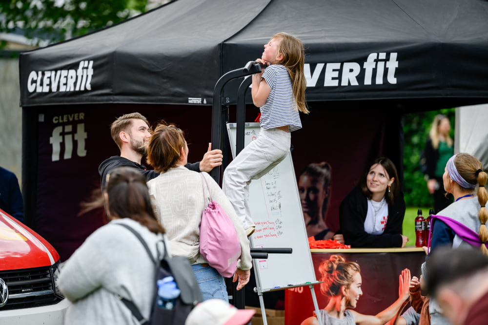 Ein Kind probiert eine Klimmzugstation beim Sportfest Move & Groove aus.