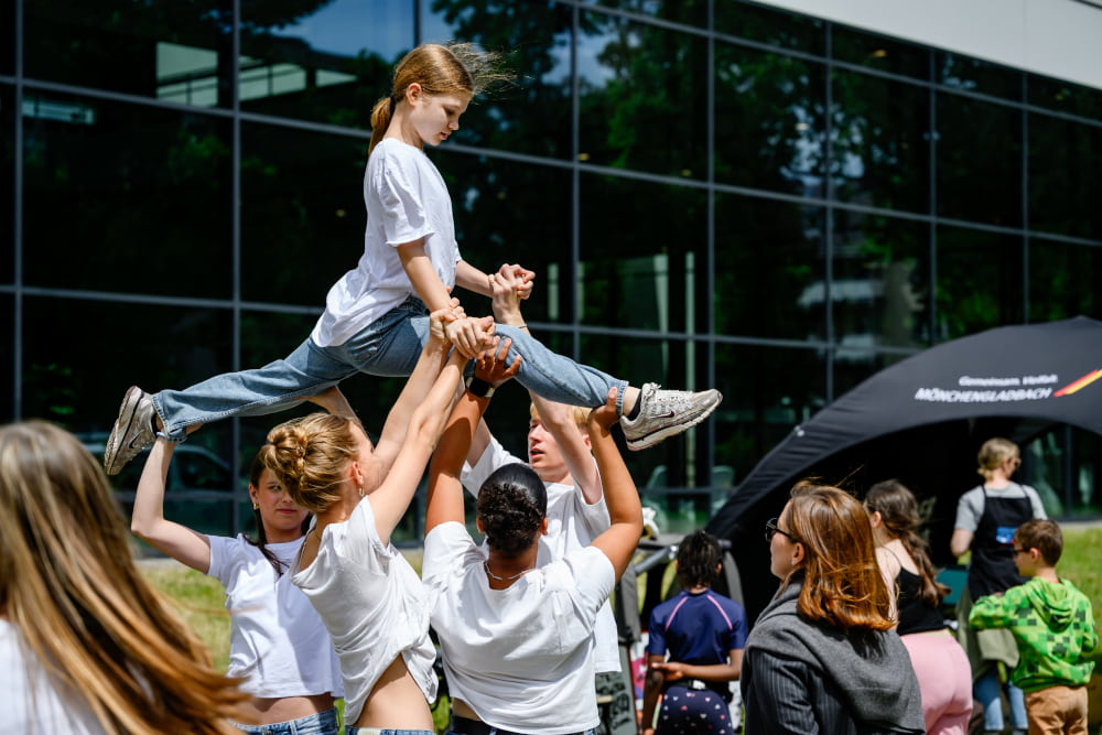 Jugendliche zeigen eine Akrobatikübung beim Sportfest Move & Groove.